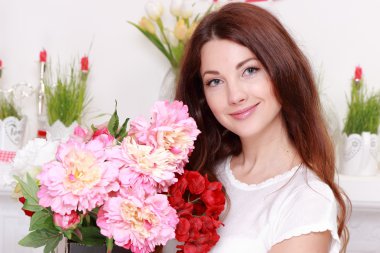 Bir buket çiçekli kız