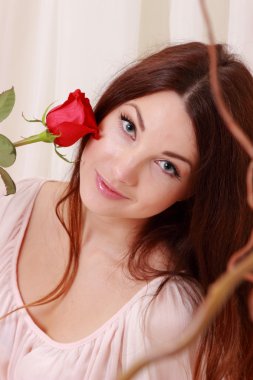 gülümseyen kız romantik kırmızı gül