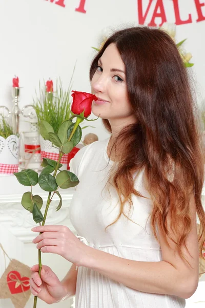 Chica sosteniendo rosa roja — Foto de Stock