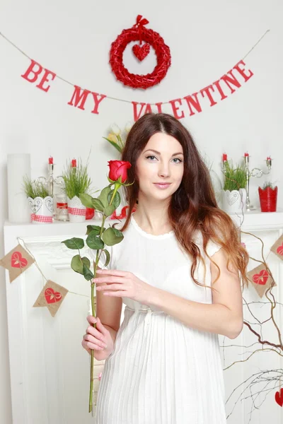Meisje bedrijf rode roos — Stockfoto