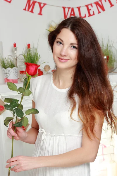Dziewczynka gospodarstwa czerwona róża — Zdjęcie stockowe
