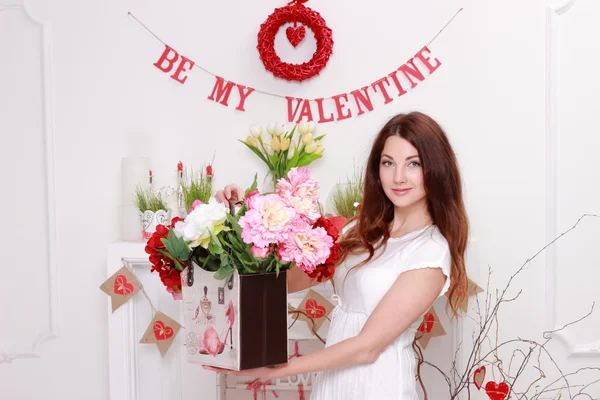 Meisje met een boeket bloemen — Stockfoto