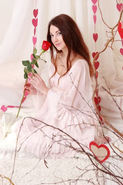 Rote Rose mit lächelndem romantischem Mädchen — Stockfoto