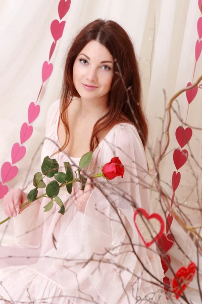 Vörös rózsa, mosolygó romantikus lány — Stock Fotó