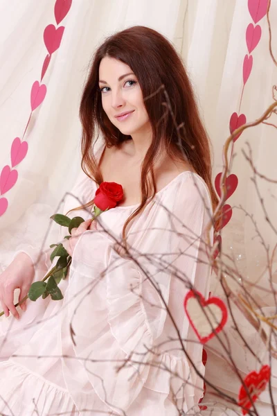 Rosa rossa con sorridente ragazza romantica — Foto Stock