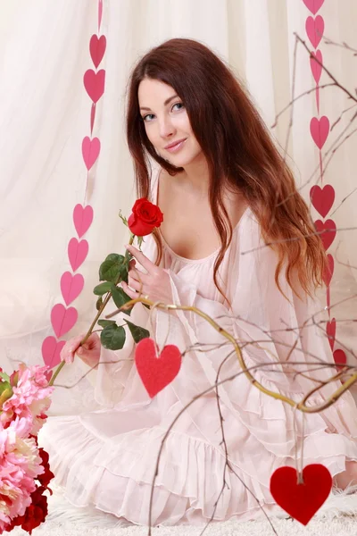 赤いバラの笑みを浮かべてロマンチックな女の子と — ストック写真