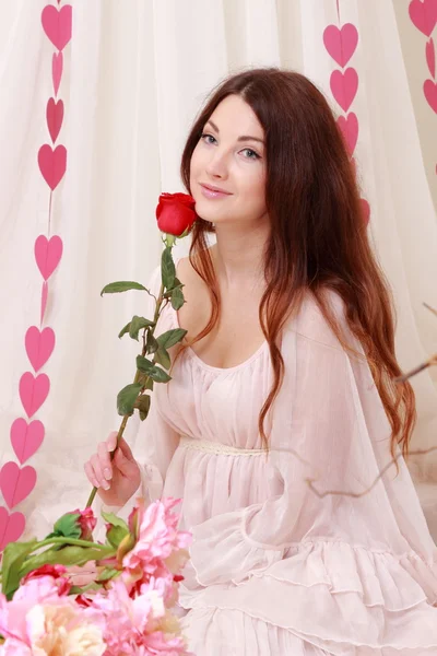Czerwona róża z uśmiechnięte dziewczyny romantyczny — Zdjęcie stockowe