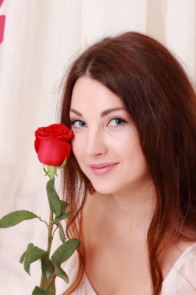 Rosa rossa con sorridente ragazza romantica — Foto Stock