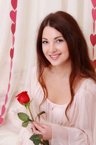 Röd ros med leende romantisk flicka — Stockfoto