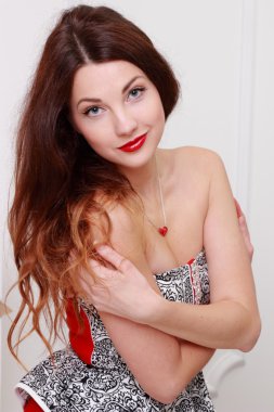 romantik kız gülümseyerek