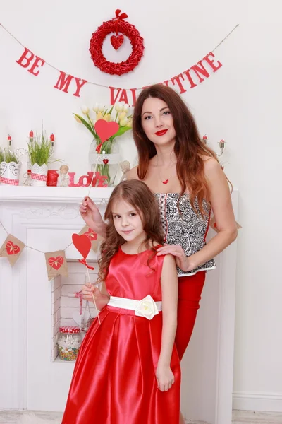 Mutter und Tochter am Valentinstag — Stockfoto