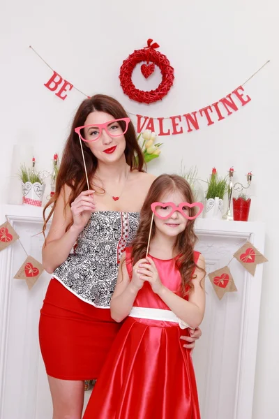 Mutter und Tochter am Valentinstag — Stockfoto