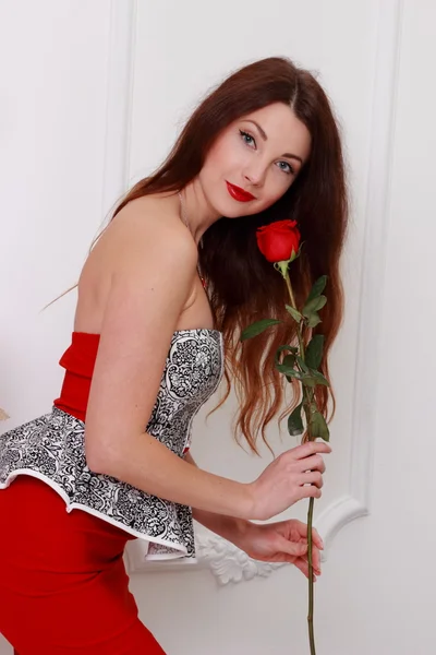 Hezká dívka s červenou růží — Stock fotografie