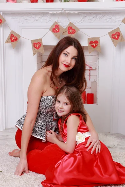 Moeder en haar dochter over Valentijnsdag interieur — Stockfoto