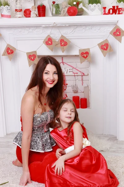 Matka a její dcera přes den Valentýna interiér — Stock fotografie