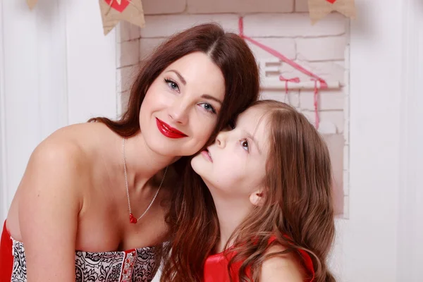 Madre y su hija sobre el interior del día de San Valentín —  Fotos de Stock