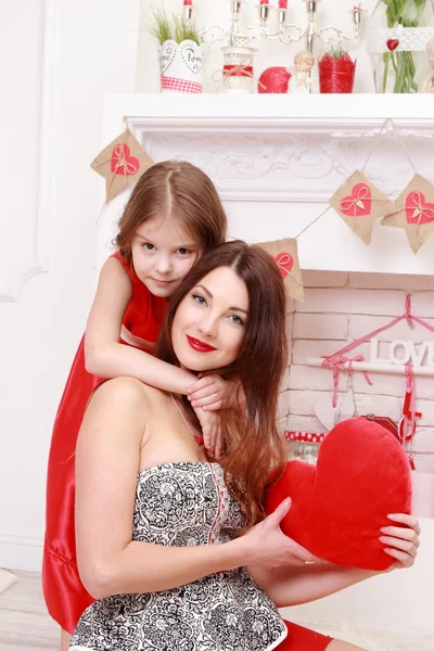 Madre e sua figlia oltre San Valentino interno — Foto Stock