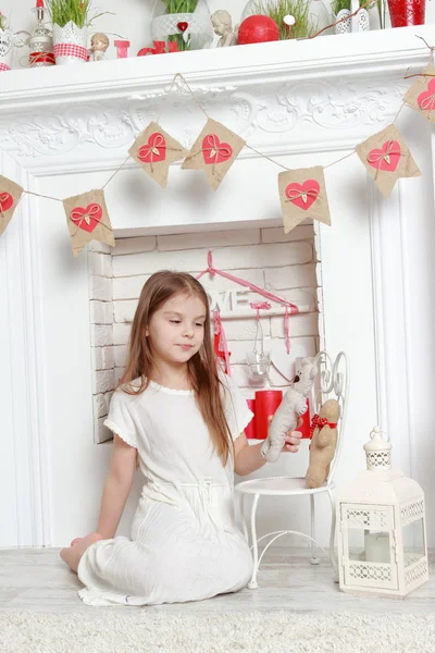 Meisje met speelgoed op st.valentine vakantie — Stockfoto