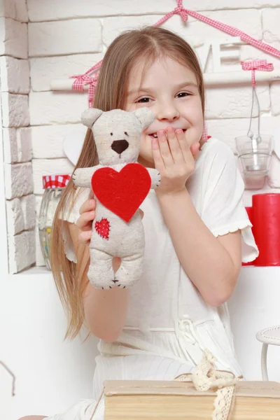 Meisje op Valentijnsdag achtergrond — Stockfoto