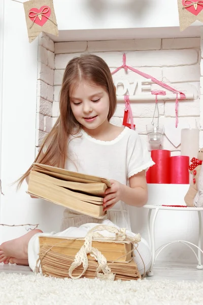 Menina sobre Dia dos Namorados fundo — Fotografia de Stock