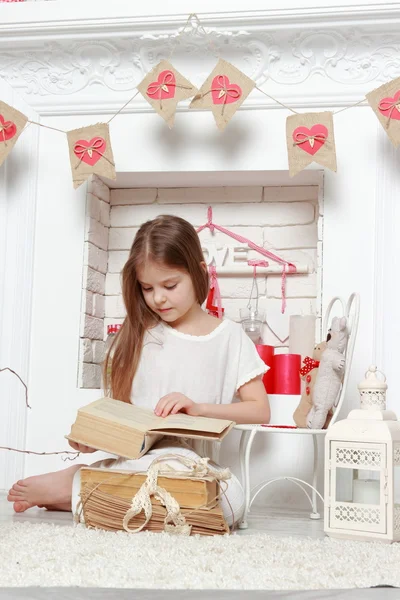 Meisje over valentine dag achtergrond — Stockfoto