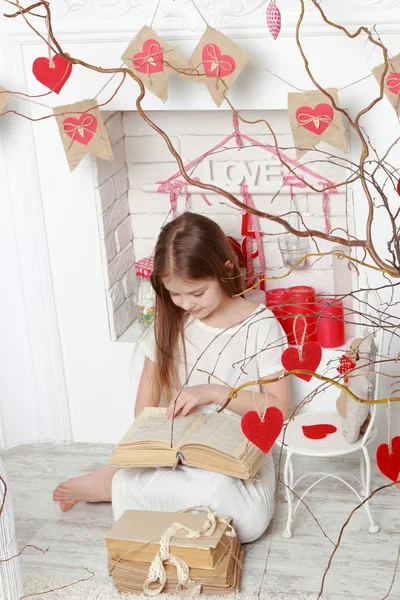 Girl over Valentine day background — Stock Photo, Image