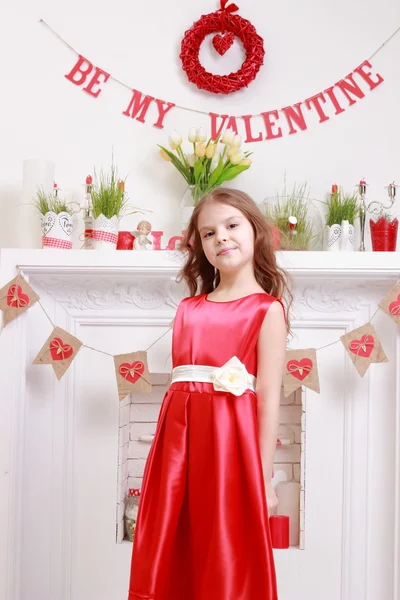 Дівчина на фоні дня Святого Валентина — стокове фото