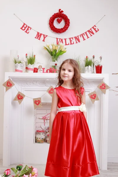Девушка на День Святого Валентина фоне — стоковое фото