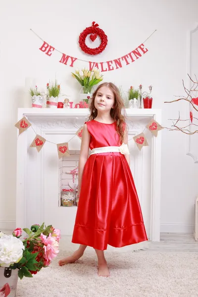 Mädchen über Valentinstag Hintergrund — Stockfoto