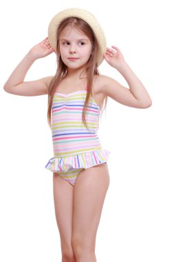 Kız bir mayo ve hasır şapka