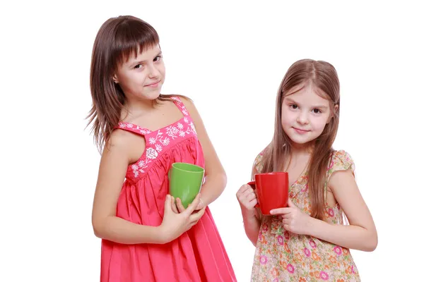 Девушки с красной и зеленой чашки — стоковое фото