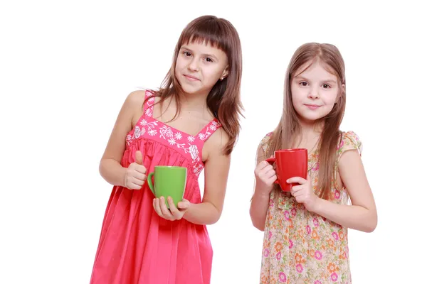 Meninas com copo vermelho e verde — Fotografia de Stock