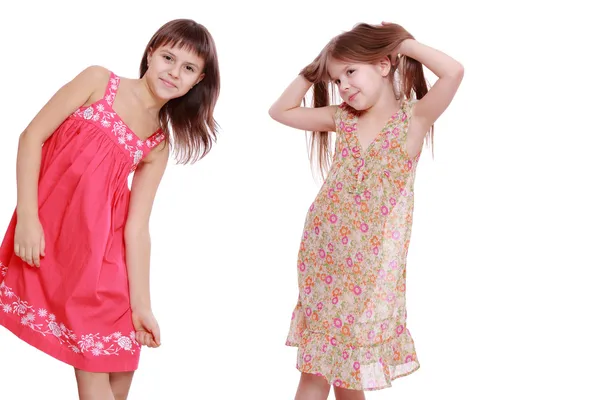 Kinderen zomer jurken dragen — Stockfoto