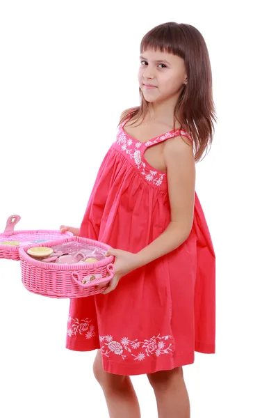 Pembe piknik sepeti tutan model — Stok fotoğraf