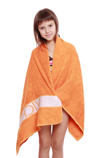 Fille en maillot de bain tenant serviette orange — Photo