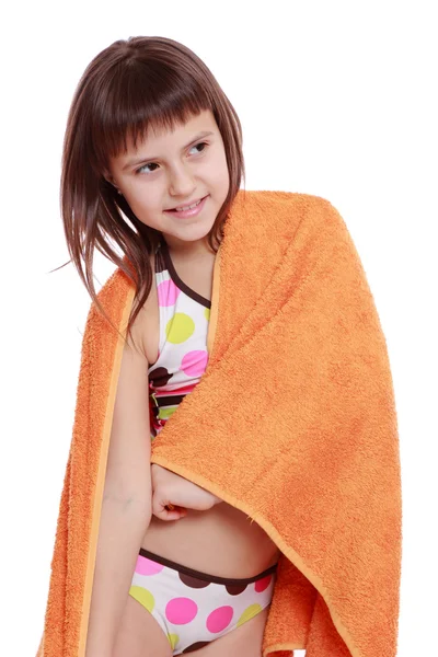 Fille en maillot de bain tenant serviette orange — Photo