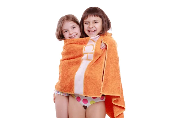 Niñas sosteniendo toalla — Foto de Stock