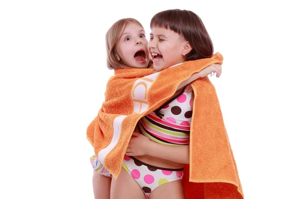 Niñas sosteniendo toalla —  Fotos de Stock