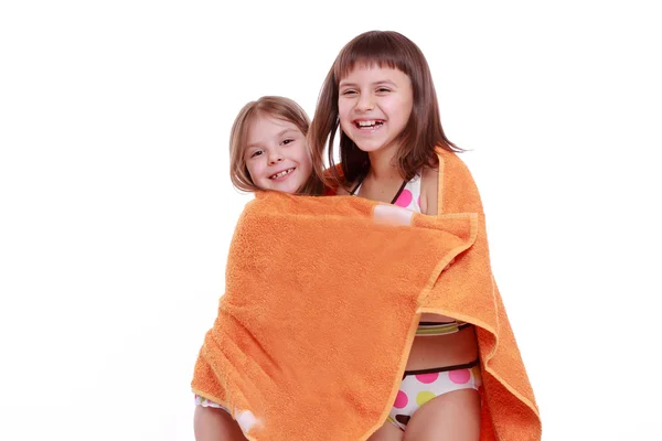 Meninas segurando toalha — Fotografia de Stock