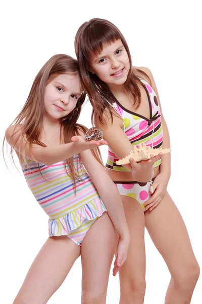 Meninas segurando estrela do mar e concha — Fotografia de Stock