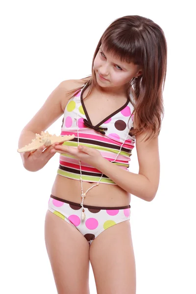 Mädchen im Badeanzug hält einen Seestern — Stockfoto