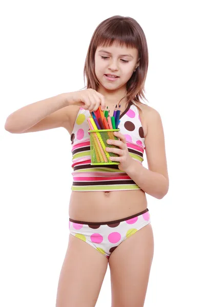 Menina segurando lápis coloridos — Fotografia de Stock