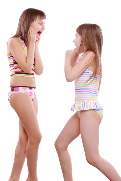 Kleine Mädchen in sommerlichen Badeanzügen — Stockfoto