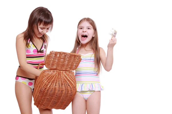 Ragazze con cesto su bianco — Foto Stock