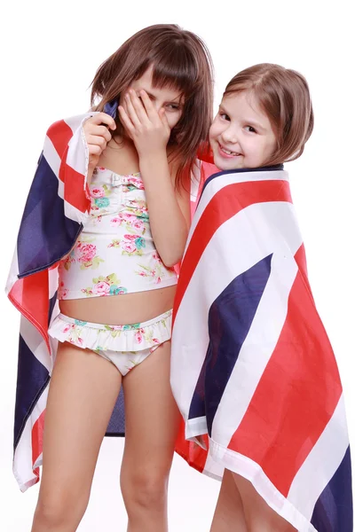 Meisjes in zwembroek houden Britse vlag — Stockfoto