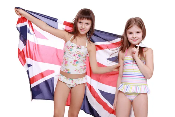 Dziewczyny w strój kąpielowy trzymając flagi brytyjskiej — Zdjęcie stockowe