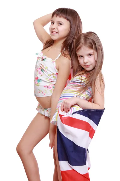 Девушки в купальниках с британским флагом — стоковое фото
