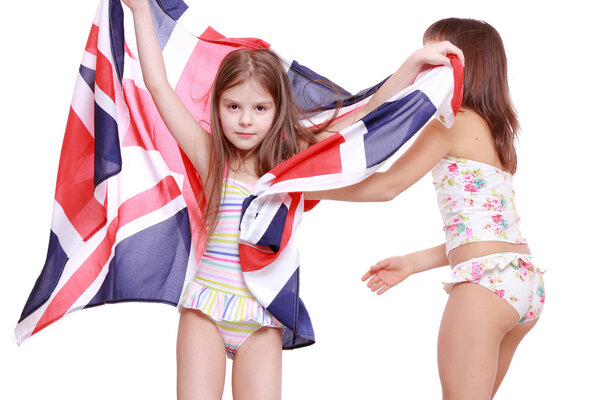 Девушки в купальниках с британским флагом
