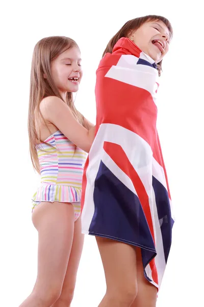 Holky v plavkách držící britské vlajky — Stock fotografie