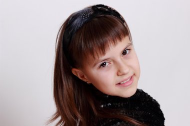 güzel küçük kız gülümseyerek